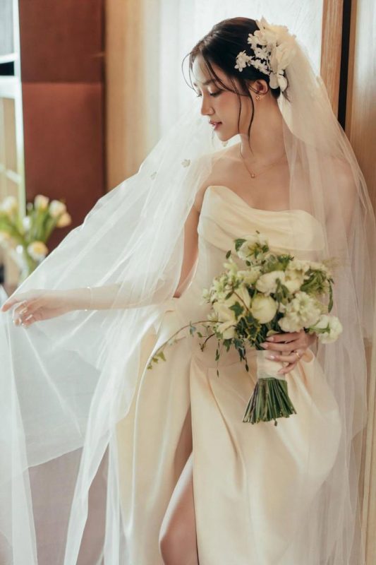 cô dâu cầm hoa cưới